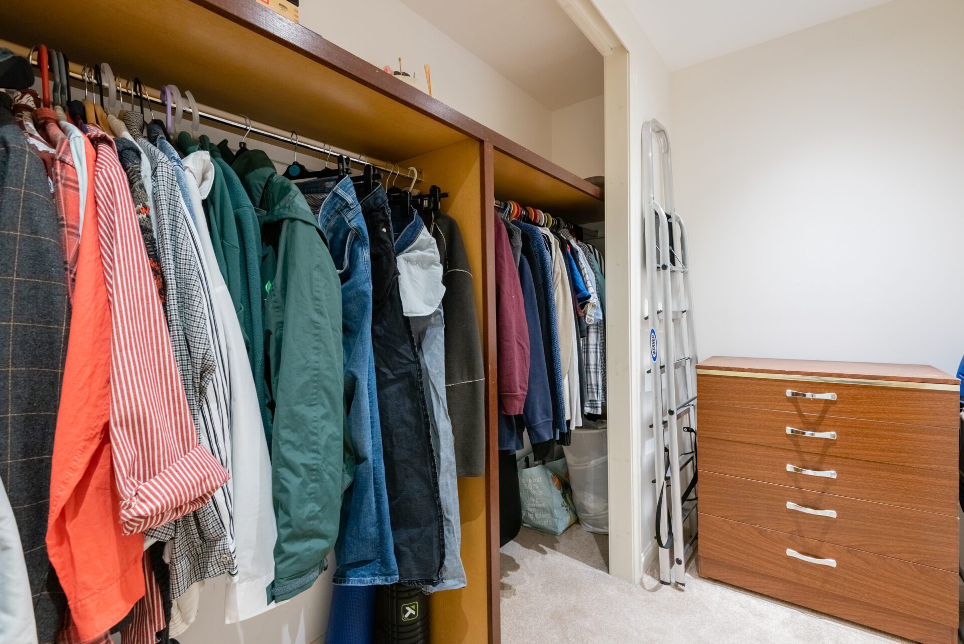 23 bednroom1 dressing room